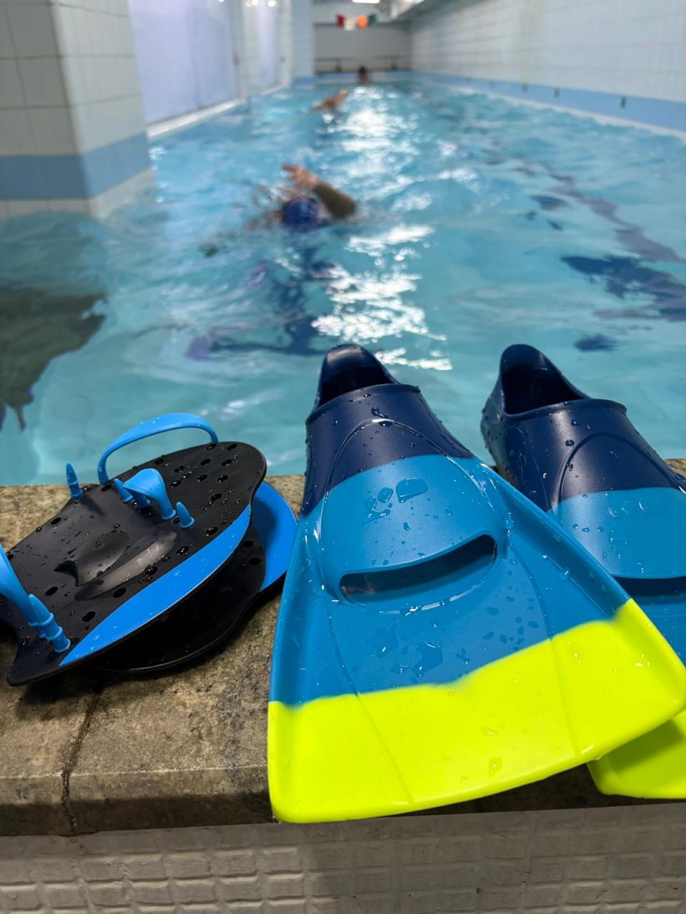 Equipamentos de natação adulta diante da piscina da Academia Equipe Fórmula