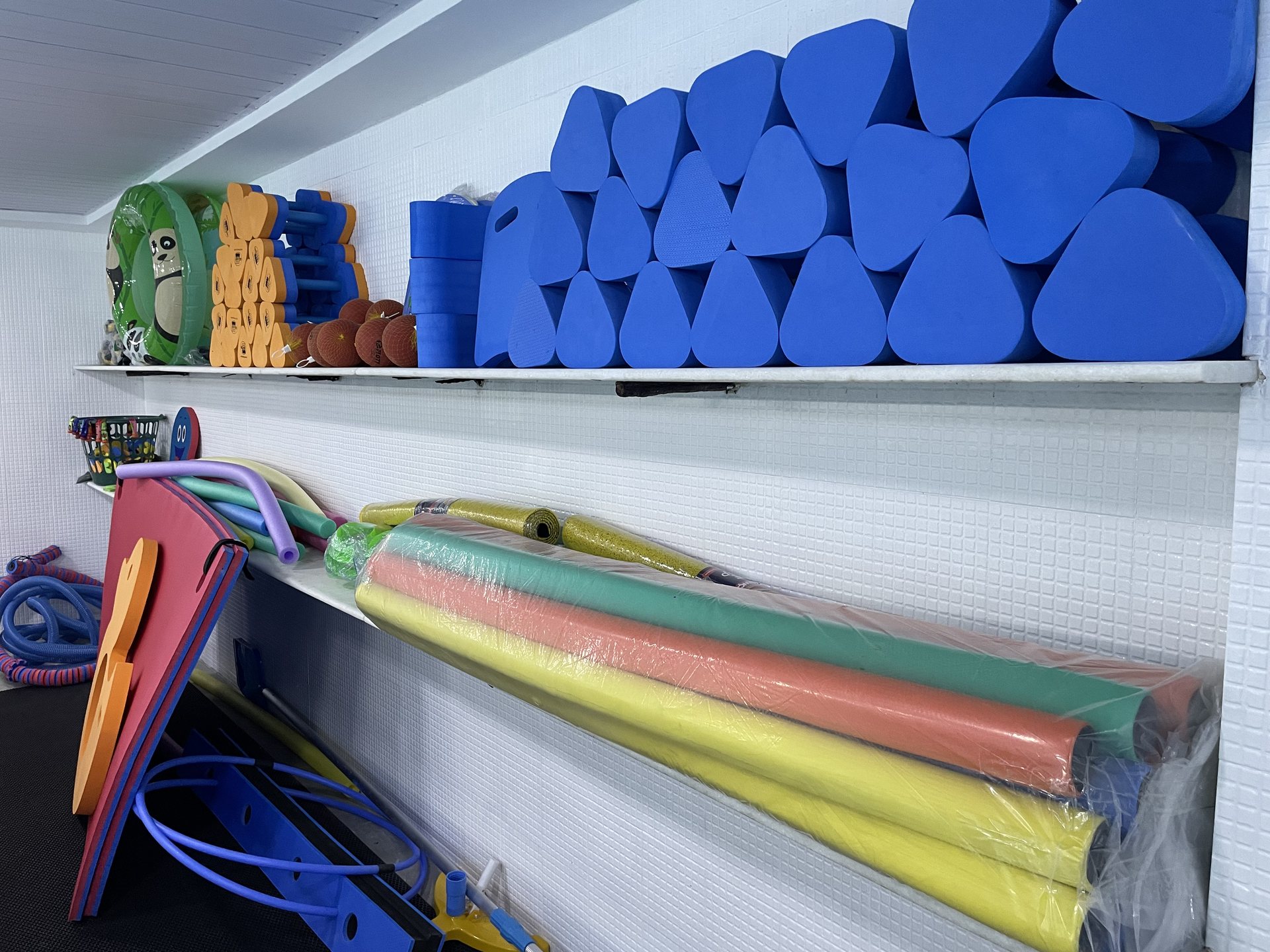 Pranchas e espaguetes de espuma usados nas aulas