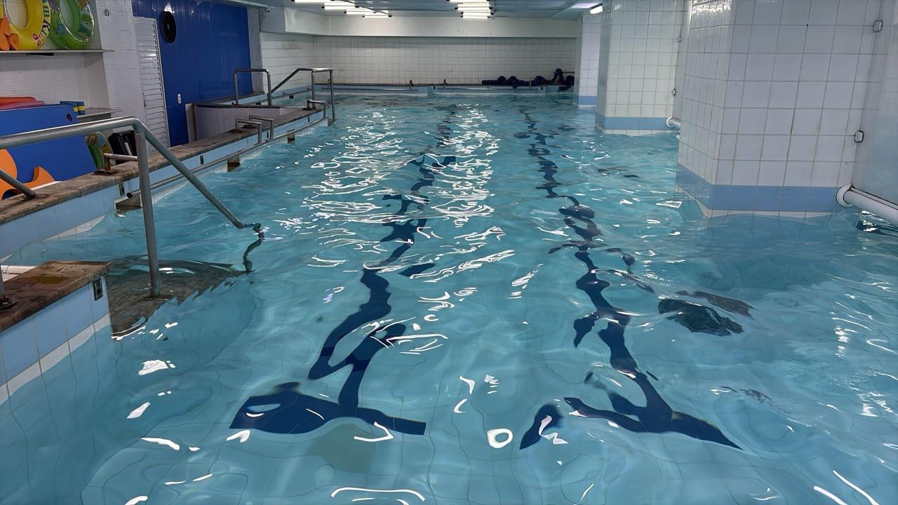Piscina coberta da Academia Equipe Fórmula vista de lado, com as raias e a água em movimento